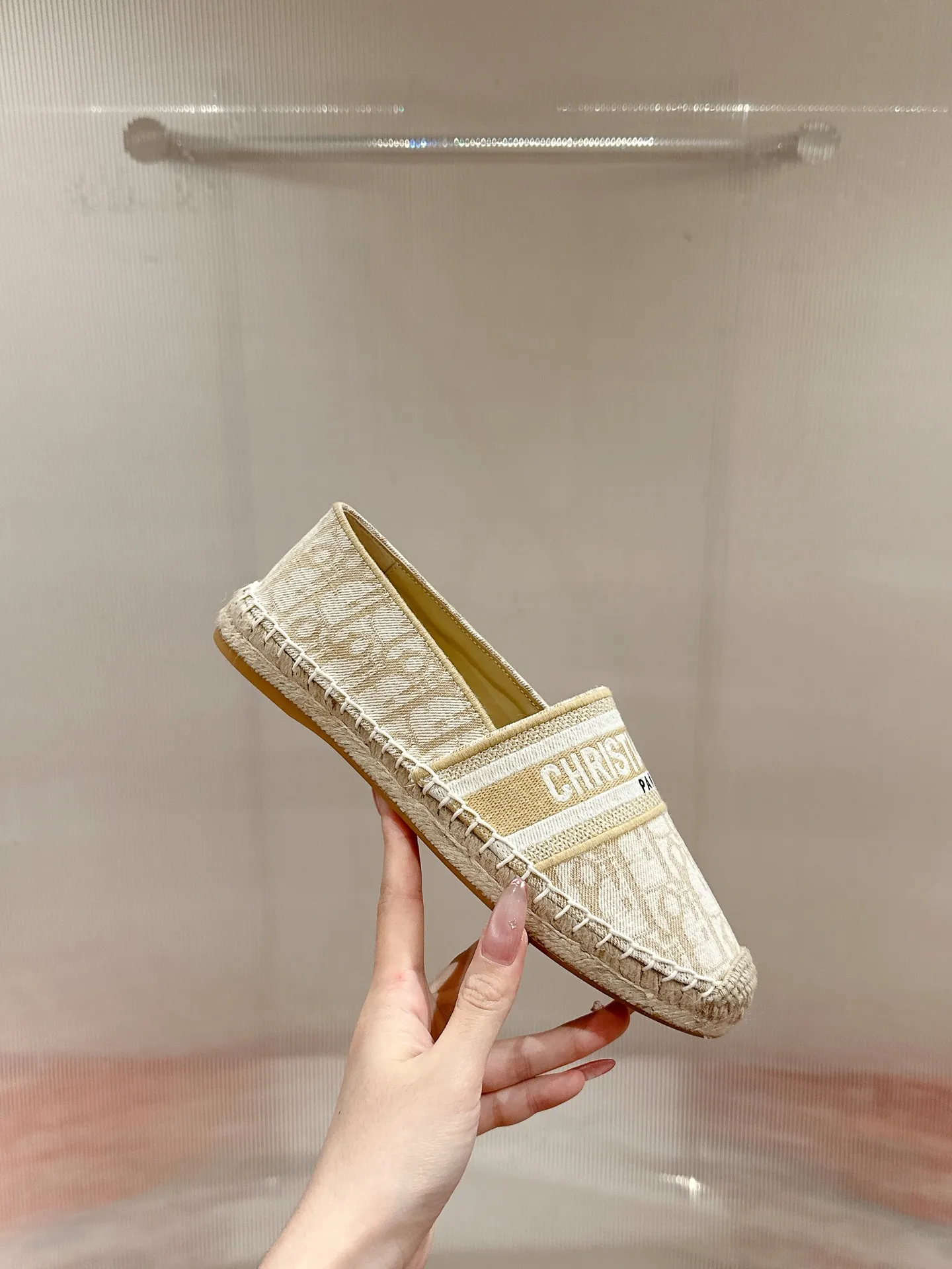 👟👟Ex-factory price 440👟👟 Dior DIOR's new popular early spring fisherman shoes 🆕 Simple, elegant and fashionable, timeless and timeless, it is a classic that will never fade away in the fashion circle, retro fisherman shoes. Original hand-woven surface, electric embroidery technology! Specific cloth surface and rubber outsole. Code number: 35-39 (40.41 customized, non-refundable)